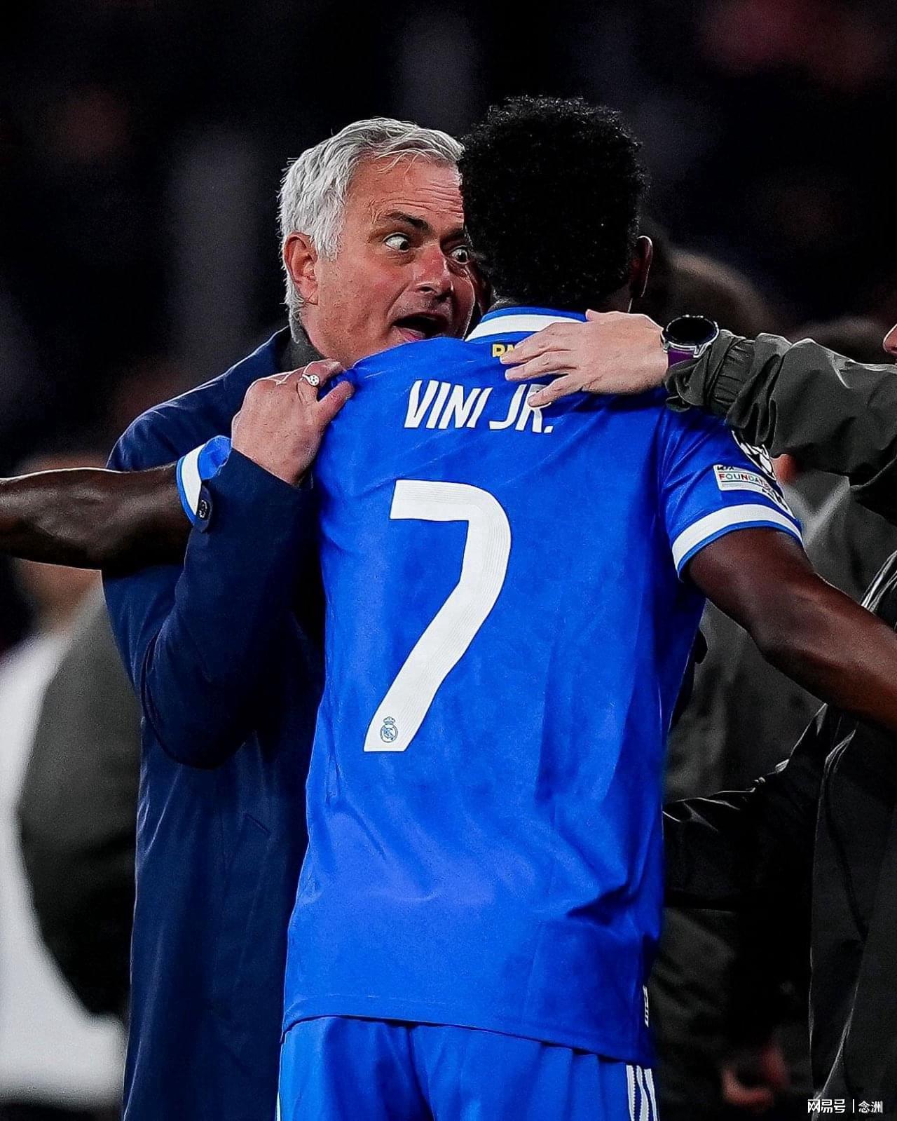 开云体育APP官网-染红!63岁穆里尼奥暴怒:裁判有保护名单 上面写着几名皇马球员