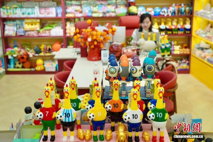 开云APP下载地址-（神州写真）拼创意、拼专利，义乌“备战”世界杯|足球|吴晓明|周玲玲|美加墨世界杯|商户_新浪体育_新浪新闻